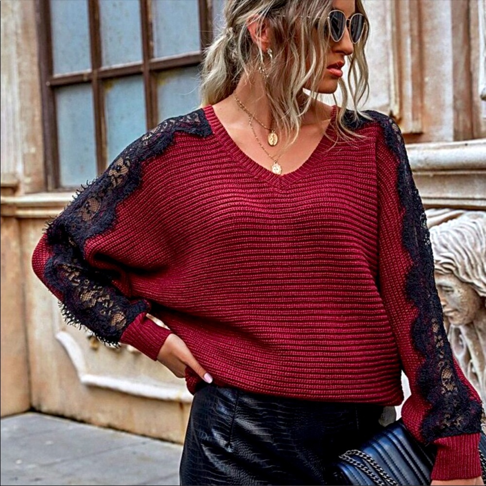 Hot🔥Burgundy & Black lace sleeve sweater w/style!